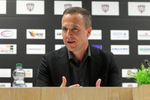 Maik Schütt vor Medienwand