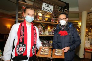 Konditormeister Paul Sommer (links) und Karsten Amann (rechts), 1. Vorsitzender des SSV Reutlingen 05, präsentieren den SSV Energieriegel
