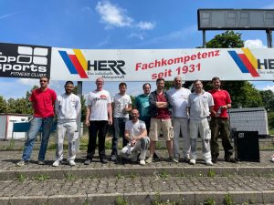 Streichaktion mit Maler Herr im Kreuzeichestadion