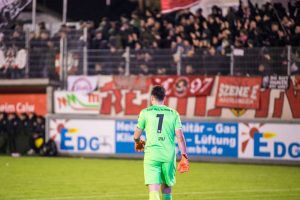 Enrico Piu mit SSV-Fans im Hintergrund in der Kleiner Arena