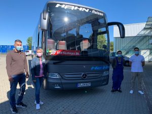 BeMa und Hahn-Reisen bei der antiviralen Oberflächenbeschichtung des SSV-Mannschaftsbusses