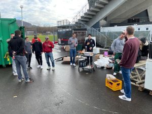 Helfer bei der Entrümpelungs-Aktion des SSV Reutlingen im Kreuzeichestadion