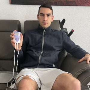 Arbnor Nuraj bei der Schmerztherapie mit einem OmniTens® XP + von neurotech