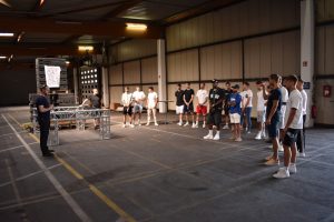 Adrian Schickler erklärt den SSV Spielern die Teambuilding-Aufgabe