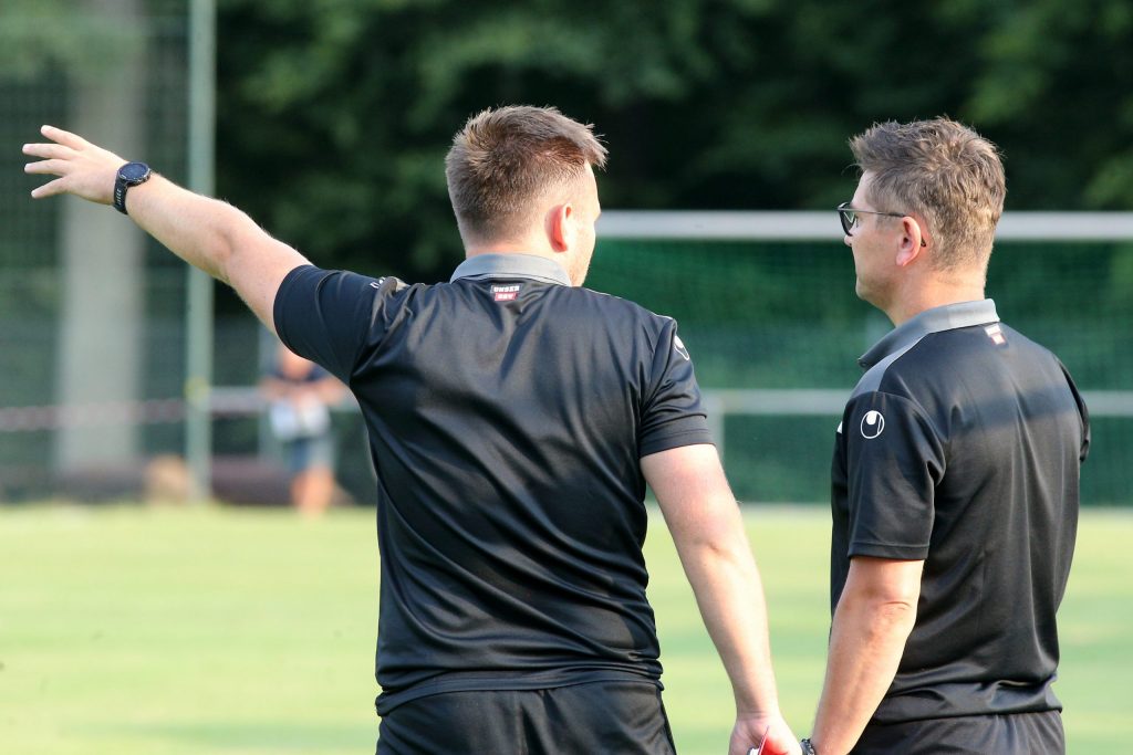 Maik Stingel und Albert Lennerth an der Seitenlinie