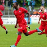 Onesi Kuengienda jubelt mit Florian Krajinovic