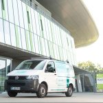 Fahrzeug des SSV-Sponsors R+S Objektservice vor dem Kreuzeichestadion