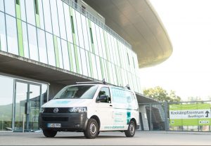 Fahrzeug des SSV-Sponsors R+S Objektservice vor dem Kreuzeichestadion