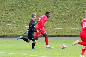 Onesi Kuengienda beim 1:0 Auswärtssieg gegen den FC Holzhausen