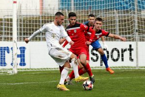 Arijon Ibrahimovic am Ball gegen Donat Morina