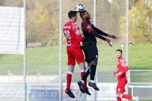Onesi Kuengienda im Kopfballduell beim 3:1-Sieg gegen die TSG Backnang