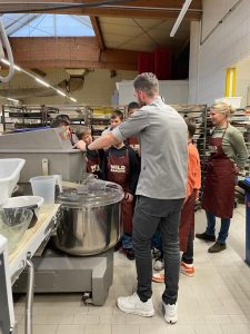 Meisterbäcker Jörg Schmid mit der Jugend des SSV Reutlingen