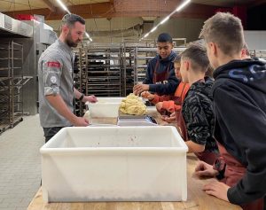 Meisterbäcker Jörg Schmid mit der Jugend des SSV Reutlingen