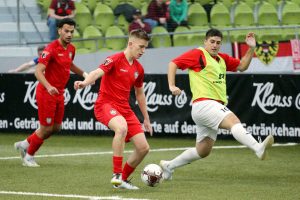 Florian Krajinovic vom SSV Reutlingen am Ball bei der Hallen-Gala in Sindelfingen