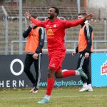 SSV-Torjäger Onesi Kuengienda bejubelt seinen Treffer