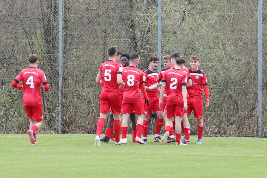 Die U-19 des SSV Reutlingen bejubelt einen Treffer gegen die U19 des FC Augsburg