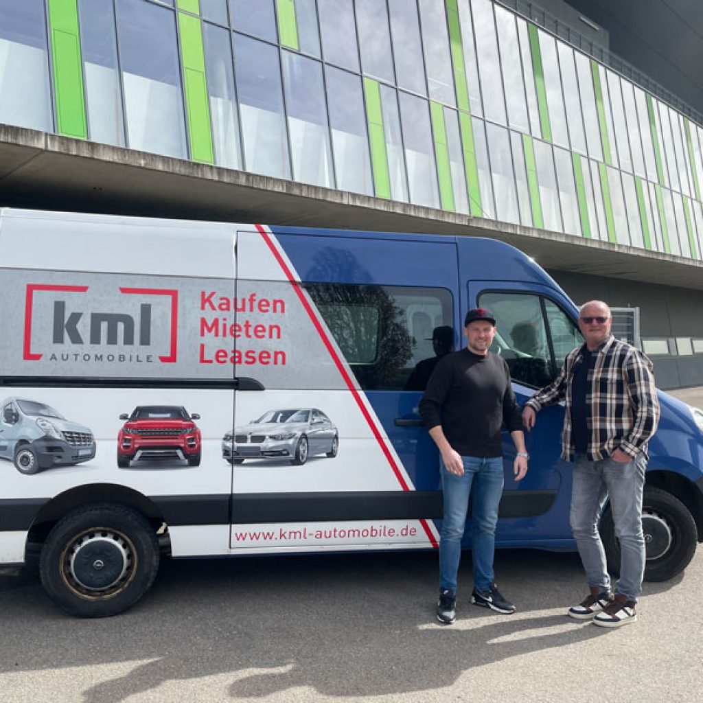 Volker und Patrick Grauer von KML Automobile übergeben einen Opel Movano im Rahmen ihres Sponsorings an den SSV Reutlingen
