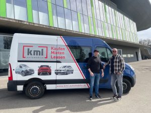 Volker und Patrick Grauer von KML Automobile übergeben einen Opel Movano im Rahmen ihres Sponsorings an den SSV Reutlingen