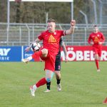 Denis Lübke nimmt den Ball in der Luft an