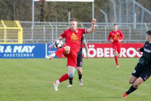 Denis Lübke nimmt den Ball in der Luft an