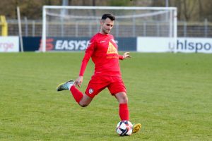 Ein Spieler des SSV Reutlingen hat den Ball