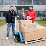 Andreas Richter (links) und Melanie Steinhilber (Mitte) von Uhlsport übergeben Sportausrüstung für die Erdbebenopfer in die Türkei an Andreas Will vom SSV Reutlingen (rechts)