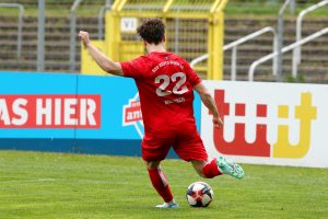 Luca Meixner schlägt eine Flanke