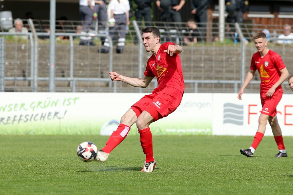 Abnor Nuraj spielt einen Pass