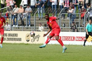 Onesi Kuengienda schlägt eine Flanke