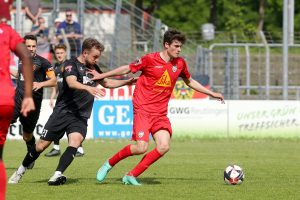 Reutlingens Kevin Founes behauptet sich am Ball