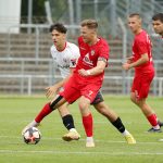 Denis Lübke schirmt den Ball ab