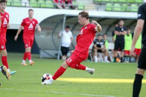 SSV Reutlingen Spieler Mattia Trianni beim Torabschluss