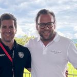 Ferdinand Schneider von der FH Concept Schreinerei (rechts) und SSV Sponsoringleiter Andreas Will (links)
