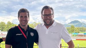 Ferdinand Schneider von der FH Concept Schreinerei (rechts) und SSV Sponsoringleiter Andreas Will (links)
