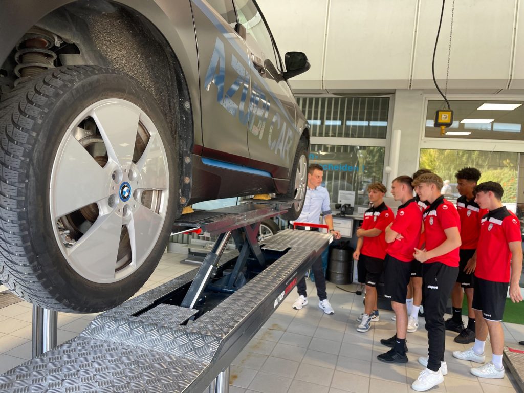 Spieler des SSV Reutlingen besichtigen das Menton