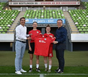 Manuel Grauer (links) und Daniel Noll (rechts) sind erster Trikotsponsor des Frauenteams beim SSV Reutlingen