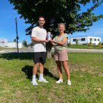 Tanja Keppler von ultraSPORTS übergibt dem Co-Trainer des SSV Reutlingen Getränke-Shaker und Trinkflaschen