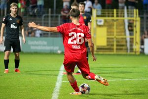 Mirhan Inan vom SSV schießt auf das Tor beim Hinspiel gegen den FC Holzhausen.