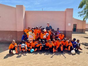 Kinder aus Namibia mit Trikots des SSV Reutlingen