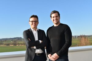 Johannes Fiedler, Geschäftsführer Fiedler Gewerbeimmobilien (links) und Andreas Will, Leiter Sponsoring SSV Reutlingen (rechts) freuen sich auf die zukünftige Zusammenarbeit