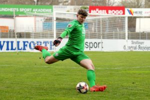 Louis Potye schlägt den Ball.