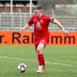 Denis Lübke führt den Ball.