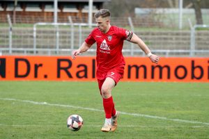 Denis Lübke führt den Ball.