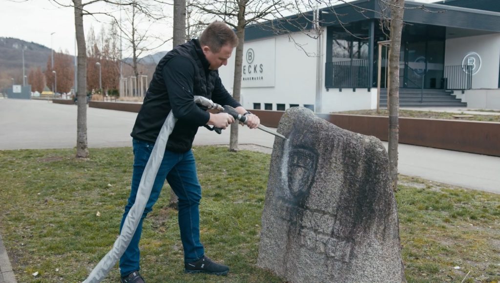 Patrick Masterson vom Kärcher Center Pflüma in Reutlingen reinigt den Gedenkstein des SSV Reutlingen mit einem speziellen Trockeneis-Reiniger