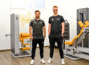 Manfred Rademacher (links) und Christopher Fritsche (rechts) steigen mit der Achalm Physiotherapie als Basispartner beim SSV Reutlingen ein.