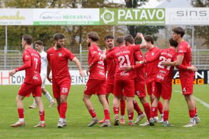 Der SSV Reutlingen gewinnt vor 800 Zuschauern an der Kreuzeiche mit 2:1 (2:0). Für die Hausherren treffen Toth und Adrovic.