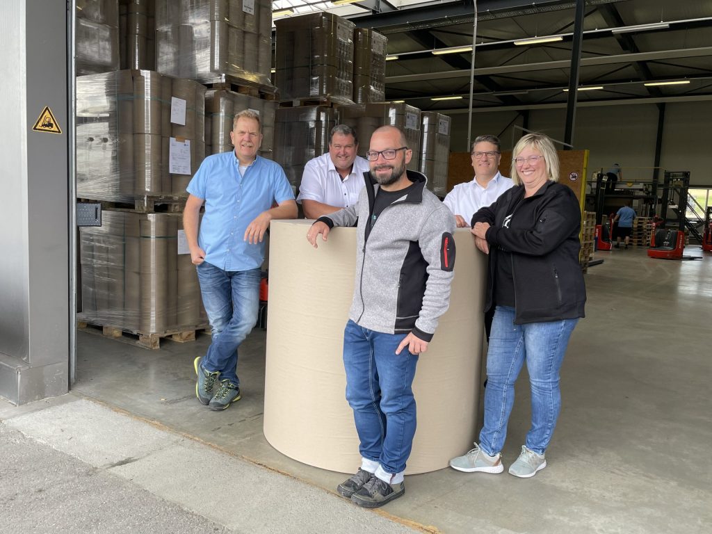 Der SSV Reutlingen 05 begrüßt neue Sponsoren aus Münsingen (von links nach recht): Claus Breining (Gebäudeenergieberatung), Jörn Schreiber (Quenzy Getränkeland GmbH), Dennis Krohmer (Krohmer Holzbau GmbH & Co. KG), Jochen Kurz (Papier Kurz GmbH), Kerstin Krohmer (Krohmer Holzbau GmbH & Co. KG)