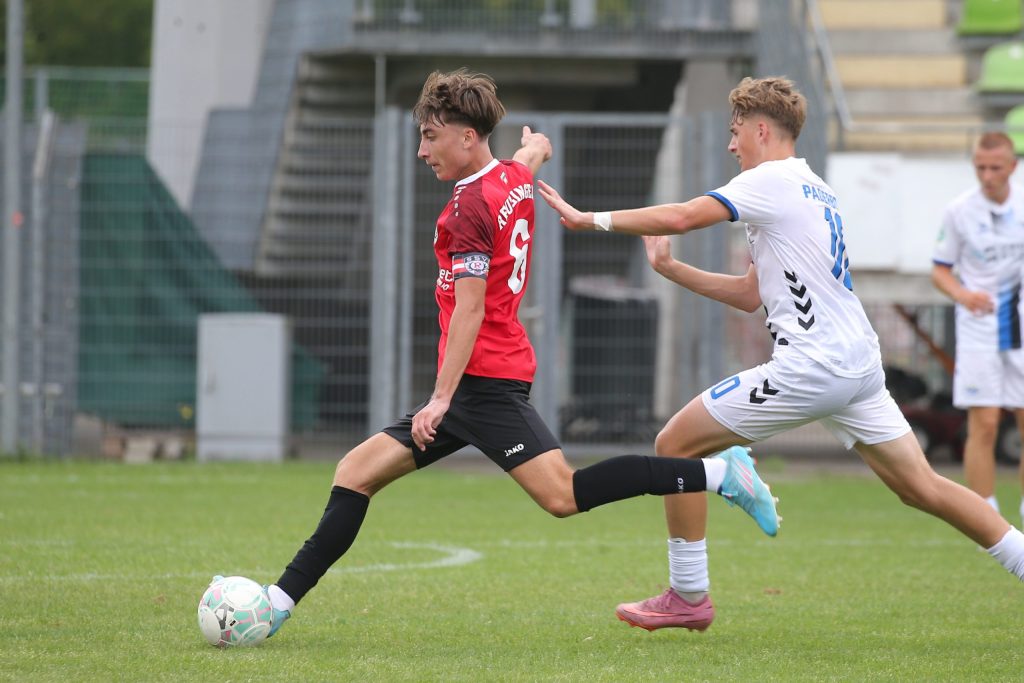 Kapitän Mika Stauss beim DFB-Pokalspiel gegen Paderborn am vergangenen Sonntag.
