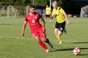 SSV Reutlingen’s Markopoulos mit dem neuen Jersey von Jako und neuem Trikotsponsor medipartner