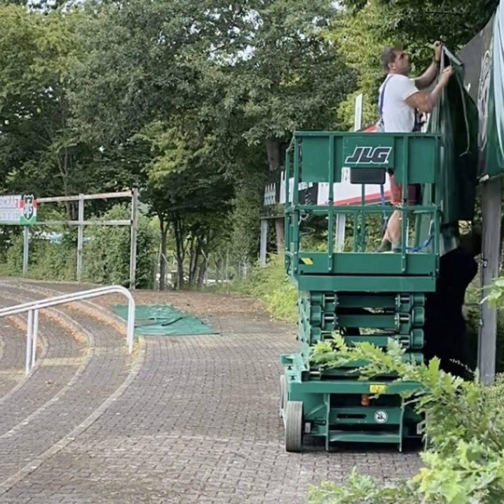 Neutralisierung der Stadionbanden im Stadion an der Kreuzeiche mit Holzabdeckplanen von dm-folien